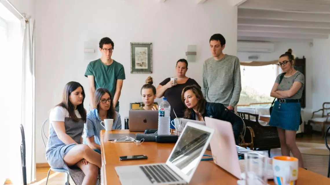 Equipo-estudiando-que-efectos-produce-un-entorno-de-trabajo-competitivo-1140x640