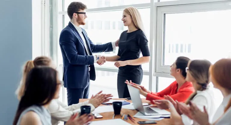 onboarding-equipo-reunion-bienvenida-768x416