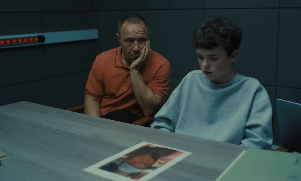 graham-y-cooper-durante-el-interrogatorio-del-primer-capitulo-de-adolescencia