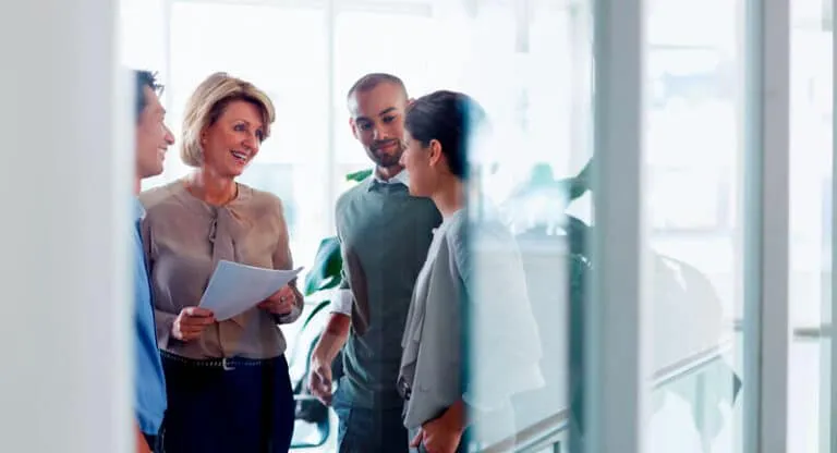 oficina-empleados-reunion-768x416 (1)