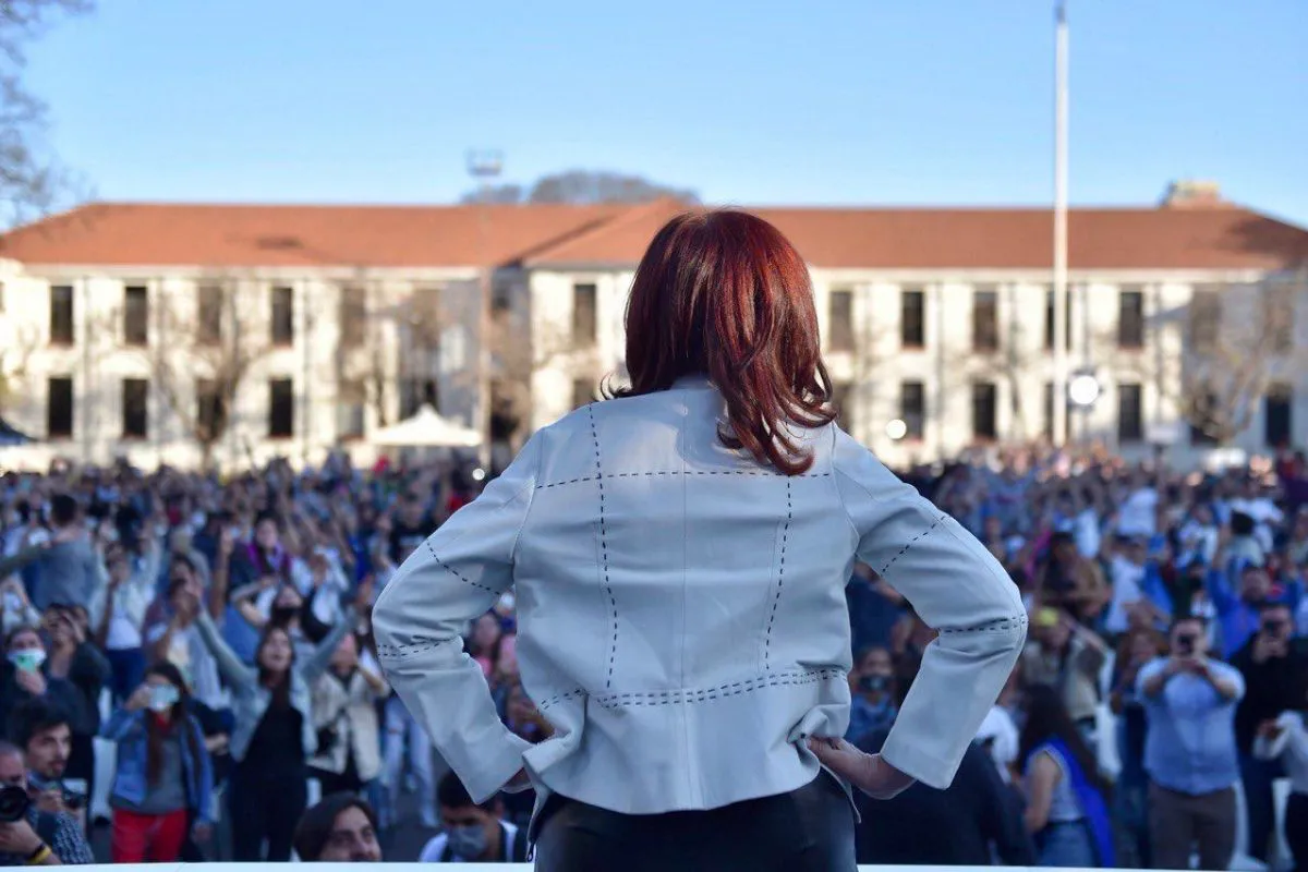Cristina-Kirchner-de-espaldas