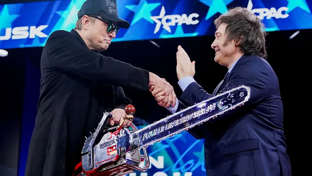 el-presidente-argentino-javier-milei-le-regala-una-motosierra-a-elon-musk-foto-reutersnathan-howard-7JYJ7QPGBJBXZD734ULICAUIF4