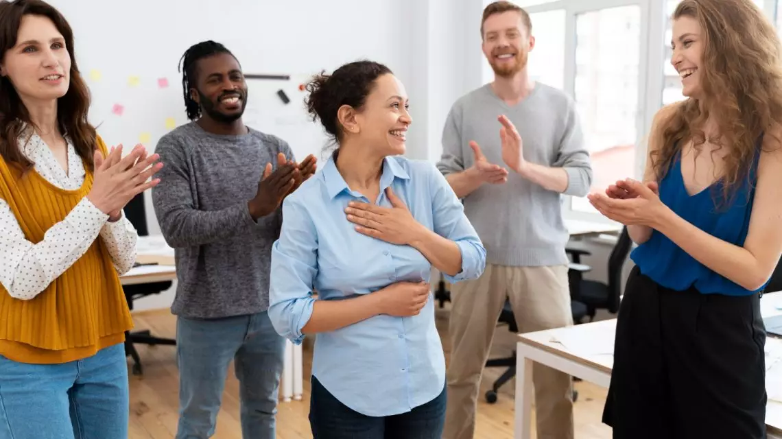 Equipo-dialogando-para-descubrir-talento-interno-1140x640