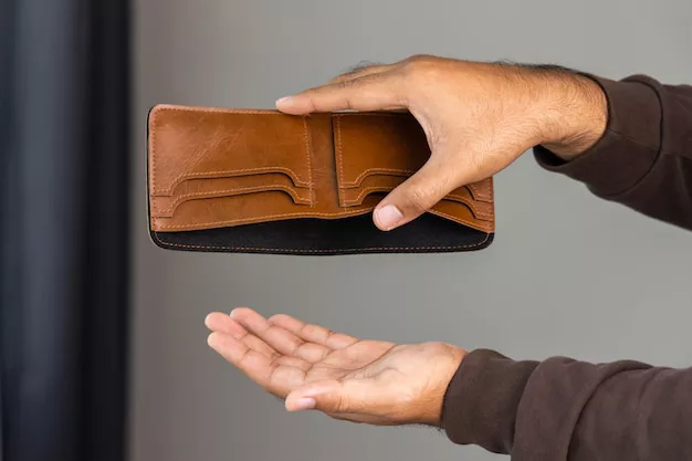 cierre-mano-masculina-abra-billetera-vacia-no-hay-dinero-billetera-concepto-negocio-financiero_208349-743
