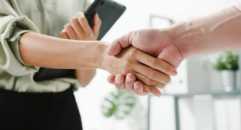 manos-apreton--768x416