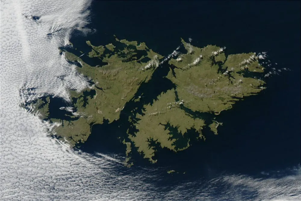 Imagen_satelital_de_las_Islas_Malvinas-e1680288846106
