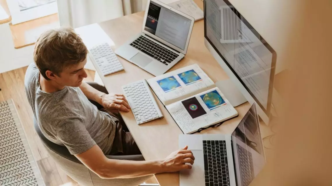Empleado-debatiendo-las-dificultades-entre-cultura-de-la-empresa-y-teletrabajo-1140x640