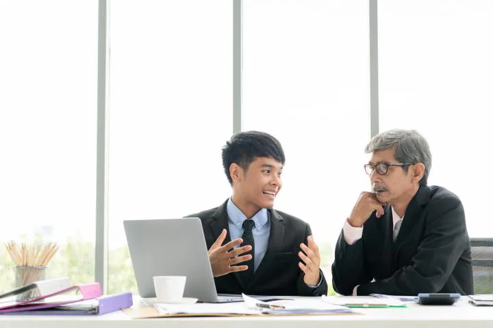 los-empresarios-de-mayor-edad-estan-contentos-con-los-nuevos-subordinados-y-se-aprecian-mutuamente-por-el-exito-del-proyecto-del-que-son-responsables