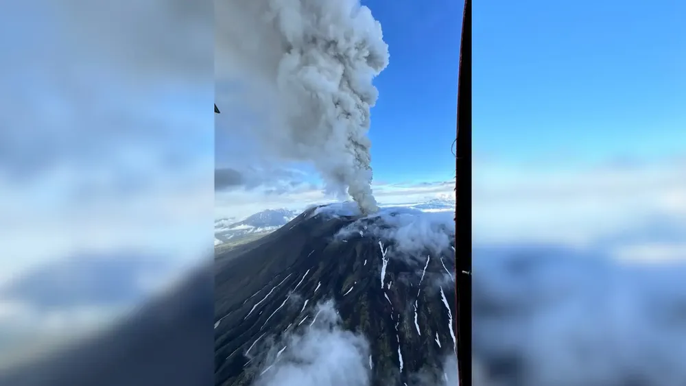 el-volcan-krasheninnikov-entra-en-erupcion-en-el-este-de-rusia-tras-el-seismo-de-magnitud-8-8
