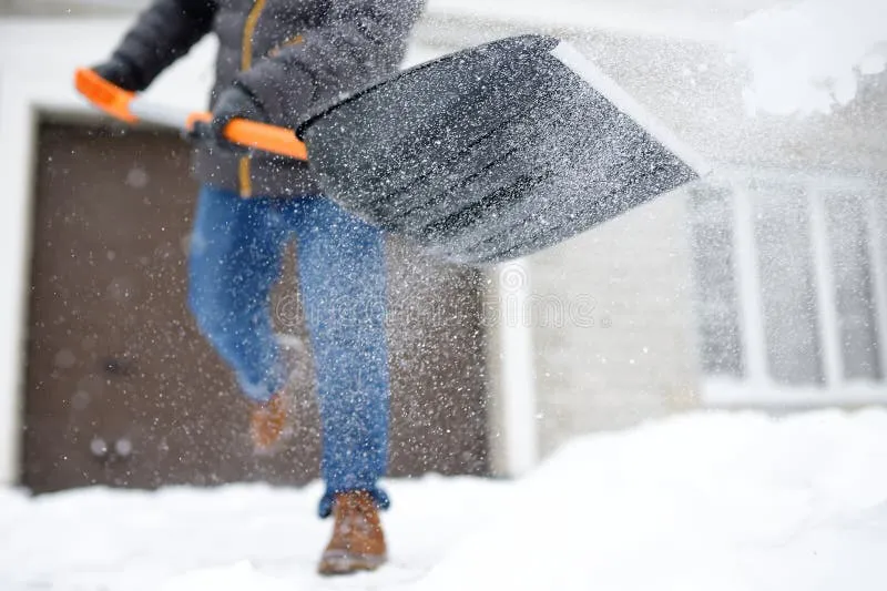 un-hombre-maduro-camino-limpio-cerca-de-casa-la-nieve-durante-fuerte-ventisca-persona-sacando-entrada-enormes-nevadas-difícil-210508075