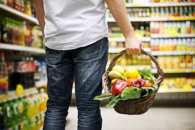 hombre-comprando-supermercado-cesta