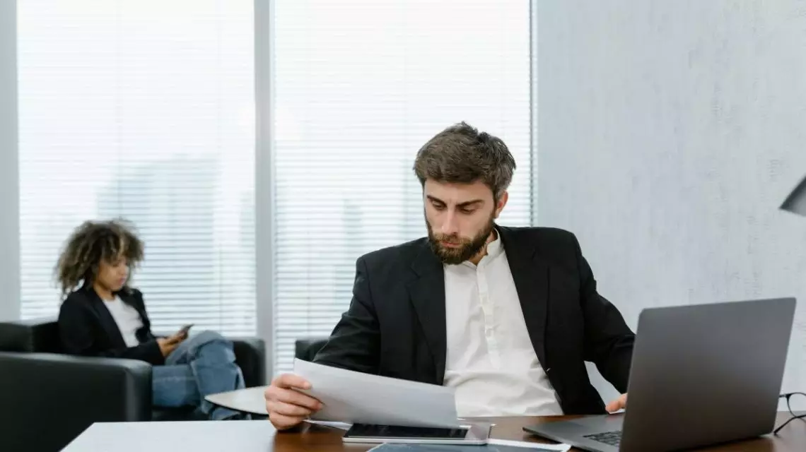 Responsable-de-RRHH-revisando-como-presentar-el-modelo-190-1140x640