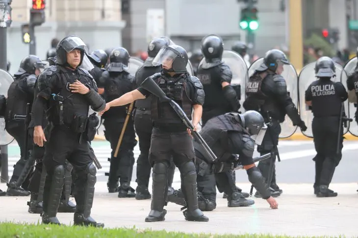 represion-marcha-jubilados-hinchas-15jpeg