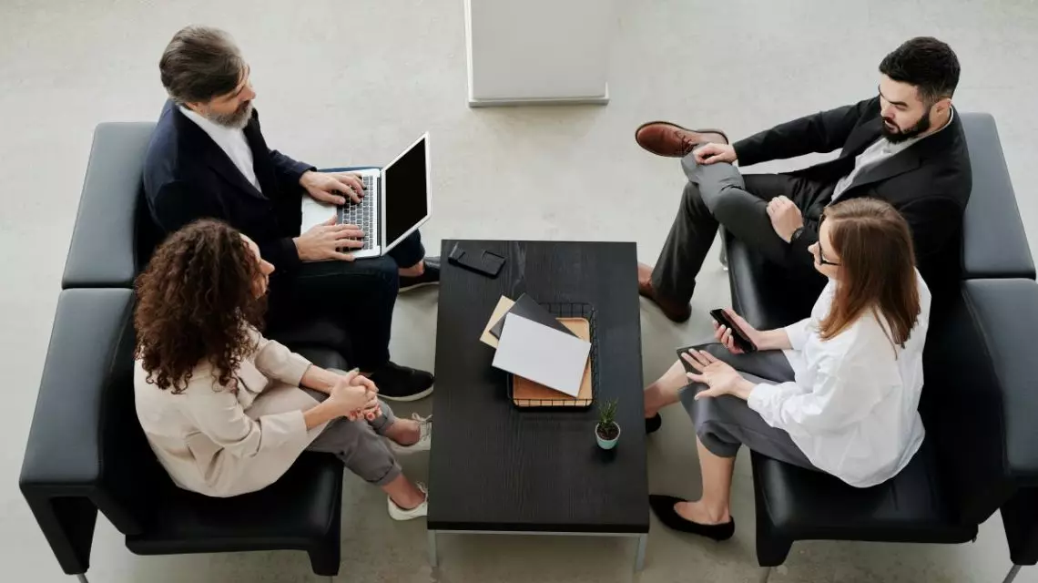 Profesionales-conversando-acerca-de-la-importancia-de-la-negociacion-en-recursos-humanos-1140x640