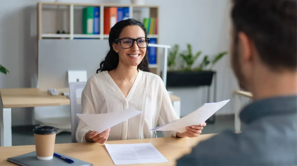 6724332ace2234139a1171ee_672430bd644aeda4005e0241_lapzo-Que8120un20de20Humanos-241031-img01