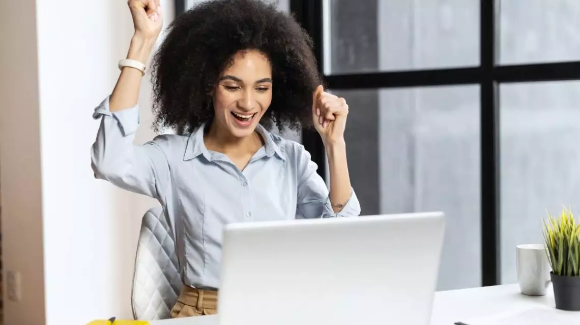 Trabajadora-jugando-a-un-juego-dedicado-a-mejorar-el-onboarding-en-las-empresas-1140x640 (1)