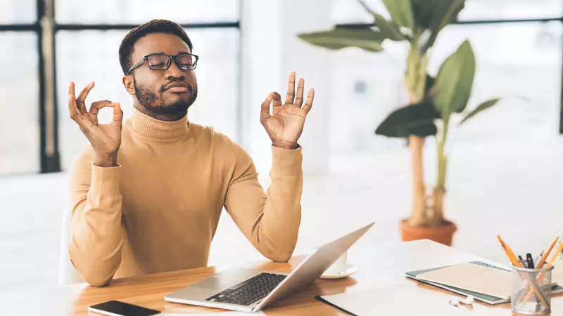 Empleado-disfrutando-de-una-de-las-pausas-en-el-trabajo
