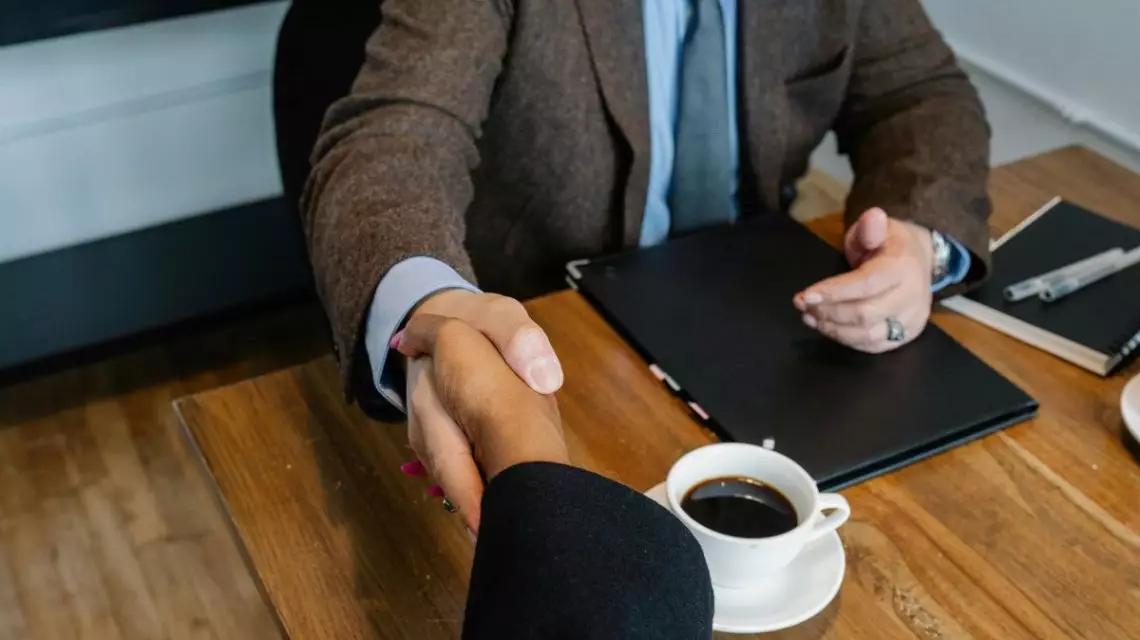 Profesionales-aprendiendo-a-gestionar-las-reuniones-one-on-one-1140x640