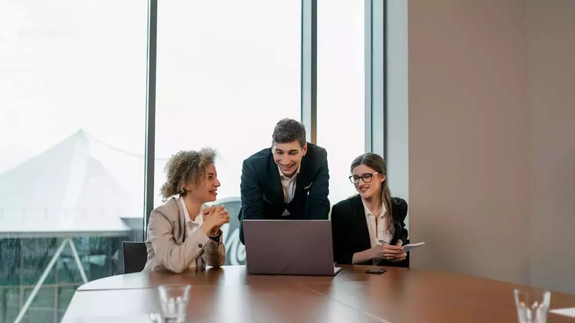 Equipo-de-recursos-humanos-debatiendo-como-gestionar-la-bolsa-de-horas-1140x640