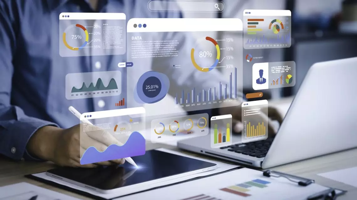 Responsable-de-equipo-usando-Software-de-RRHH-1140x640
