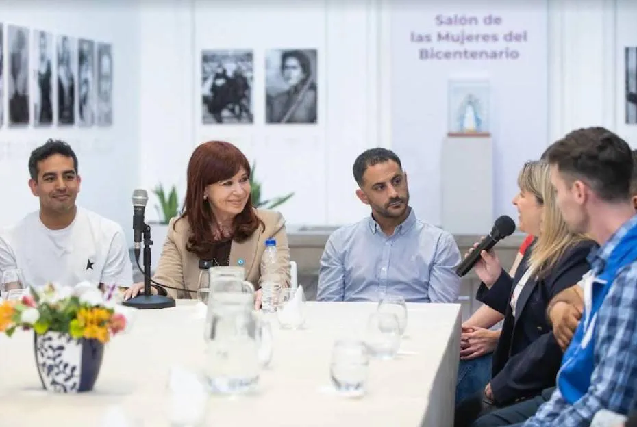 Mara-Rivera-de-APSEE-tomando-la-palabra-en-la-reunion-de-jovenes-sindicalistas-con-CFK