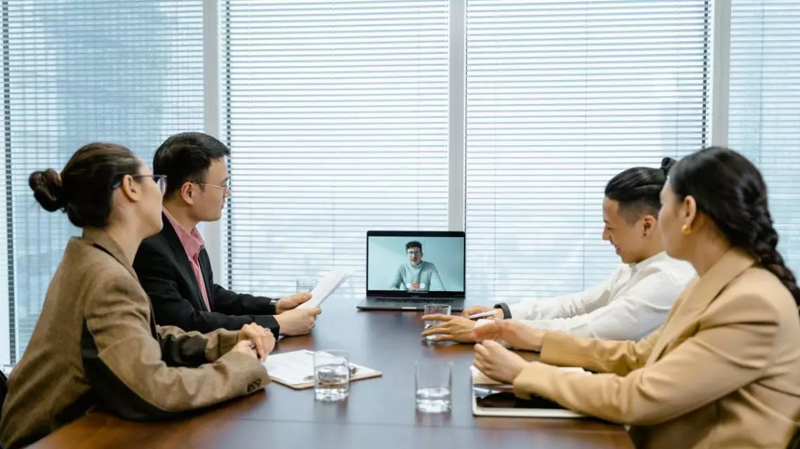 Trabajadores-enfocados-en-reducir-el-tiempo-de-reuniones-1140x640