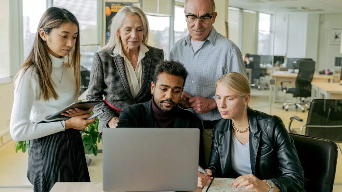 Empresa-que-apuesta-por-la-diversidad-generacional-en-sus-equipos-1140x640