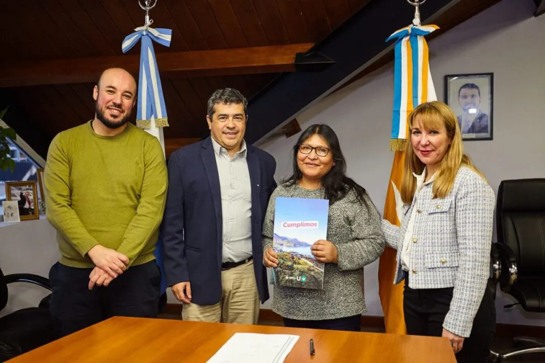 Entrega-titulos-propiedad-Ushuaia-1068x712
