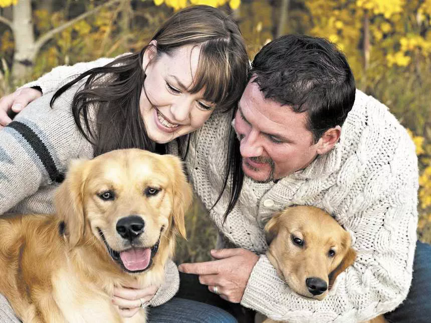 mascotas-Una-pareja-con-sus-dos-perros