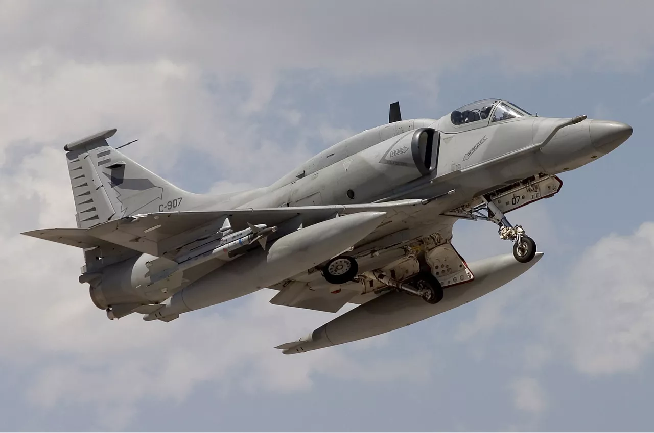 1530807369150Argentina_Air_Force_Lockheed_Martin_A-4AR_Fightinghawk_Lofting-2
