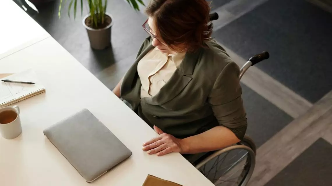 Responsable-de-recursos-humanos-realizando-gestiones-para-tramitar-la-finalizacion-de-un-contrato-1140x640