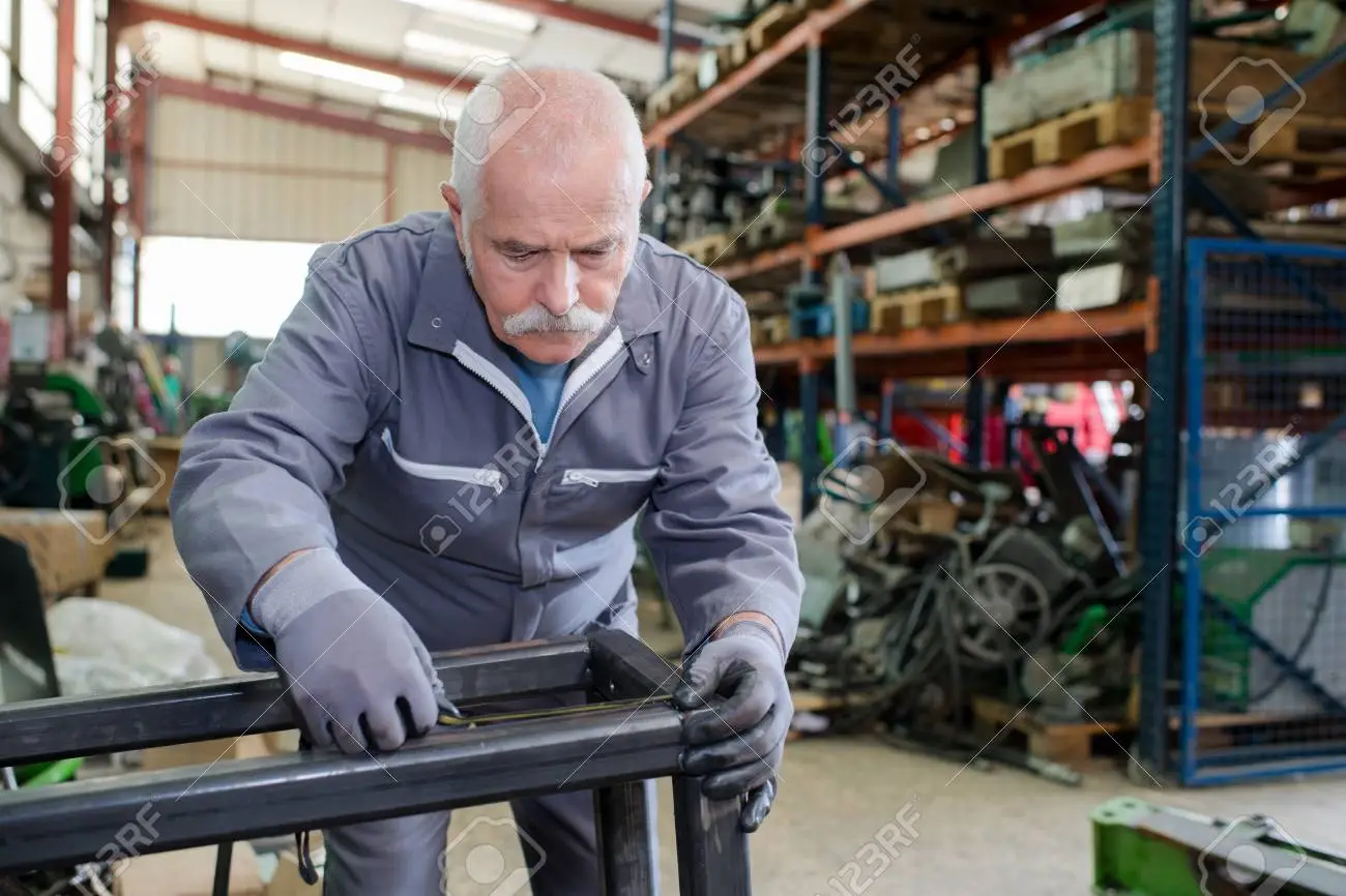 82183690-trabajador-de-acero-más-viejo