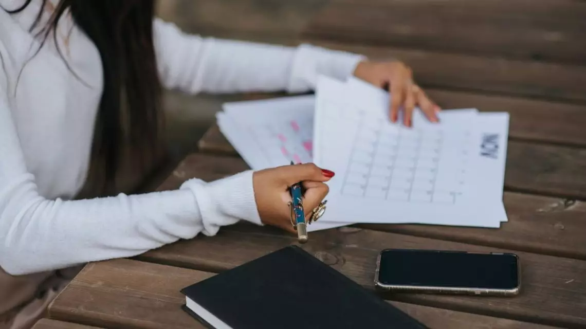 Trabajadora-planeando-su-jornada-por-falta-de-flexibilidad-horaria-en-la-empresa-1140x640