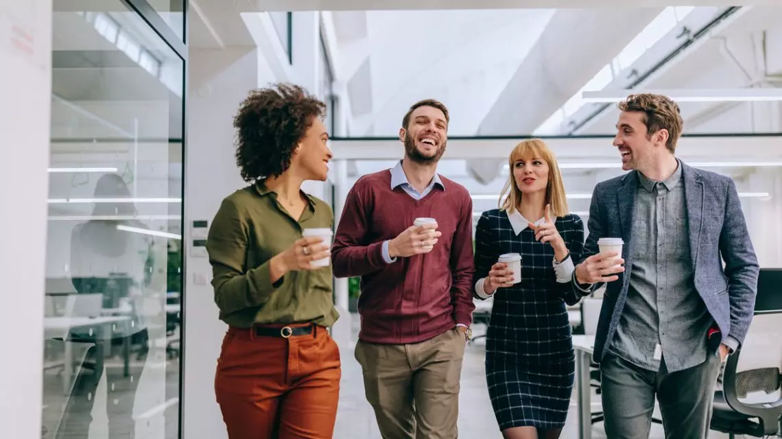 Empleados-disfrutando-de-una-de-las-pausas-en-el-trabajo-1140x640