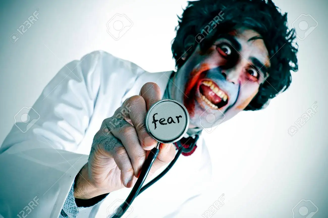 32138750-un-médico-zombie-de-miedo-con-la-palabra-temor-escrito-en-su-estetoscopio