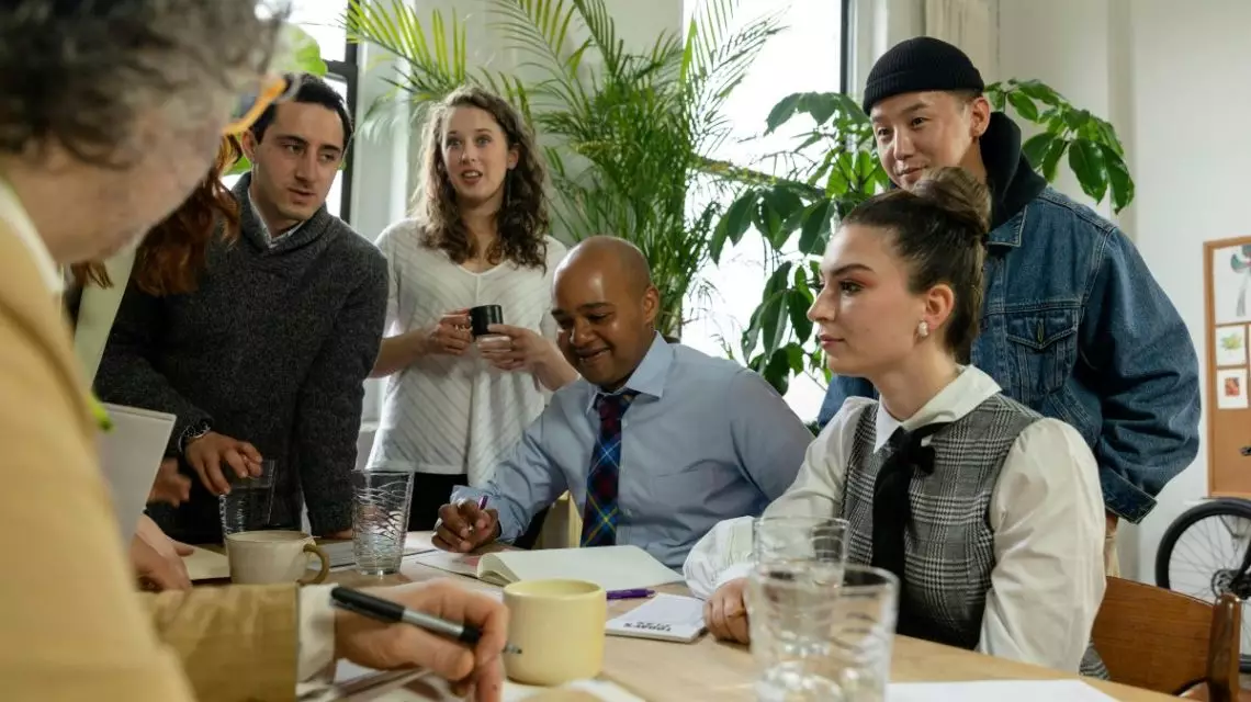 Trabajadores-revisando-los-procesos-de-e-recruitment-en-la-seleccion-1140x640