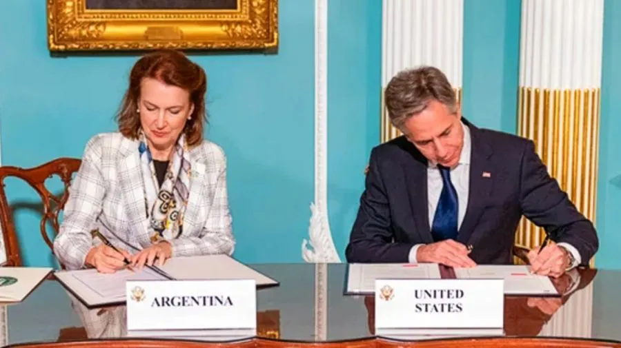 milei-y-blinken-firmando-documentos-de-entendimiento-en-washington-1803680