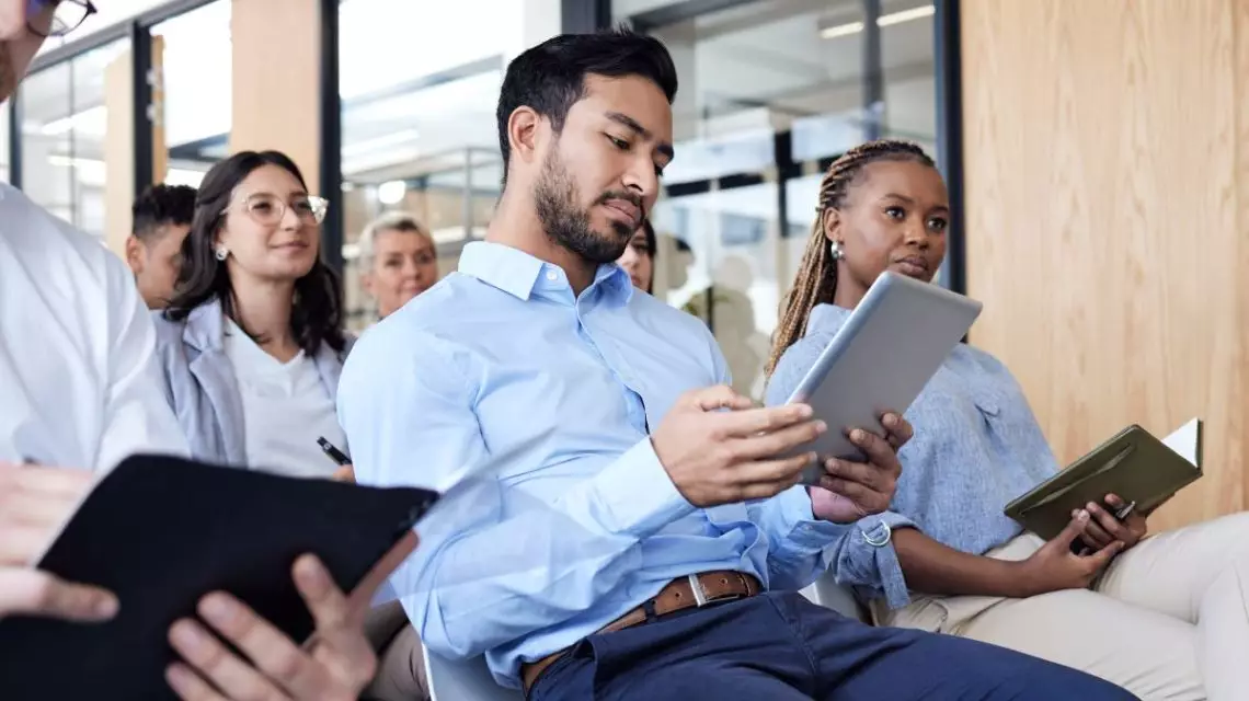 Empleados-formando-parte-de-un-programa-de-upskilling-1140x640