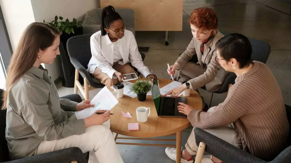 Employer-branding-specialist-realizando-una-estrategia-con-su-equipo-1140x640