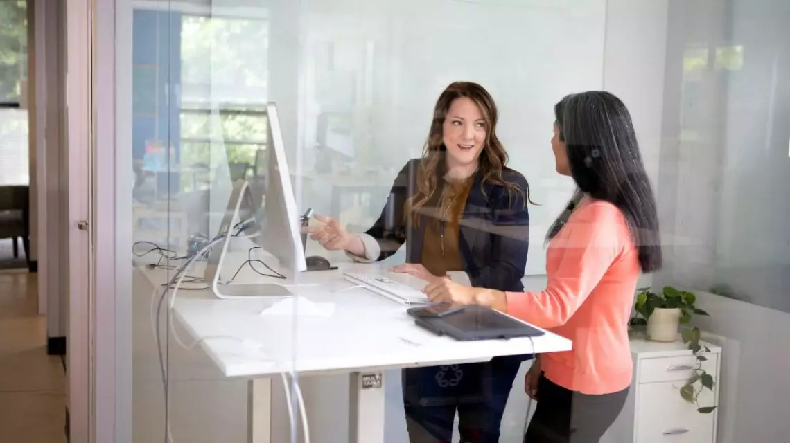 Trabajadoras-colaborando-para-establecer-un-IT-compliance-1140x640