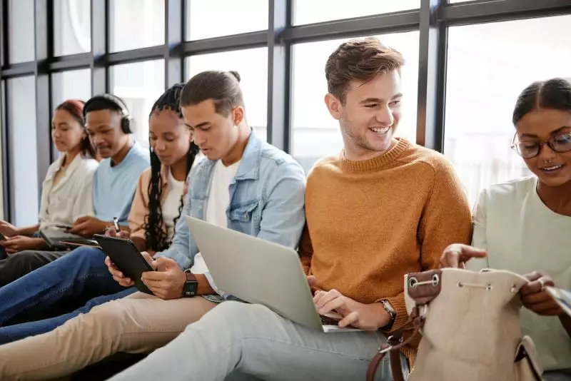 Grupo-de-jovenes-formandose-como-becarios-en-la-empresa