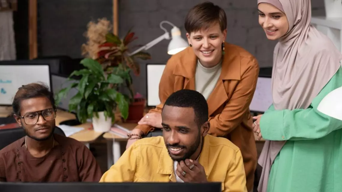 Equipo-multicultural-trabajando-conjuntamente-1-1140x640