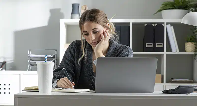 oficina-estres-depresion-postvacacional.jpg