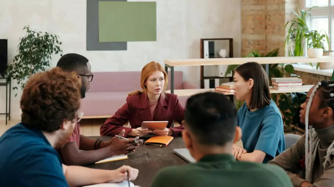 Equipo-repasando-su-estrategia-para-frenar-la-Rotacion-de-proveedores-1140x640