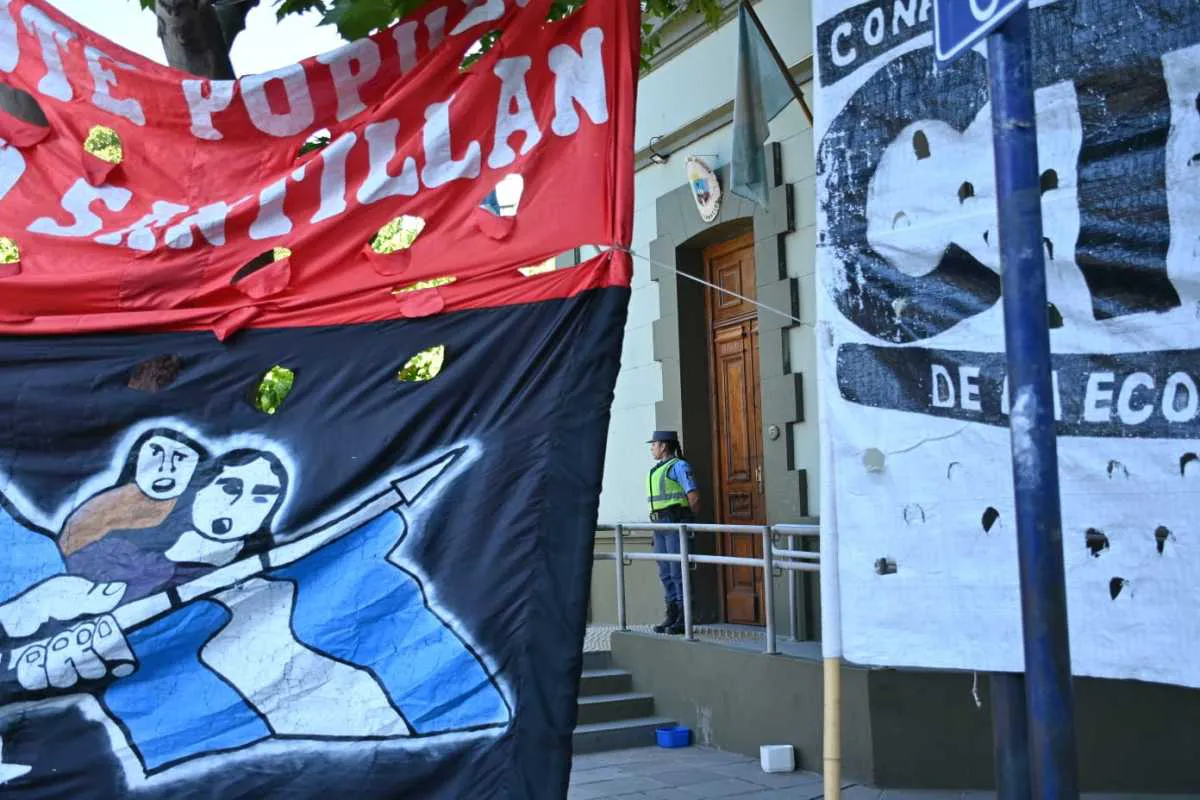 neuquen-acampe-frente-a-casa-de-gobierno-foto-florencia-salto-04