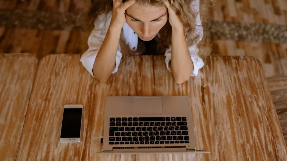 Trabajadora-sufriendo-los-efectos-del-sindrome-de-alta-exposicion-1140x640