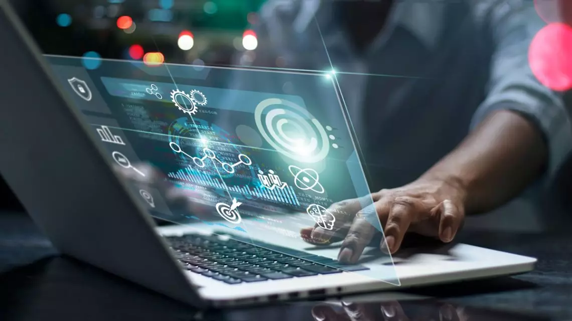 Empleado-que-se-dedica-a-la-ciencia-de-datos-1140x640