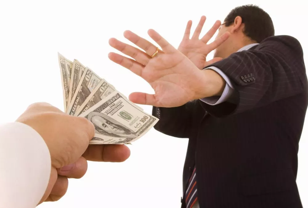 miedo-dinero-hombre-rechazando-dolares-daniel-colombo-1536x1037-1