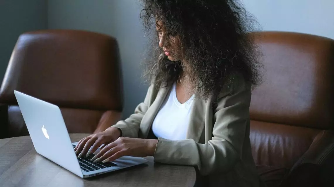 Responsable-de-RRHH-buscando-la-mejor-evaluacion-de-desempenio-para-cargos-directivos-1140x640