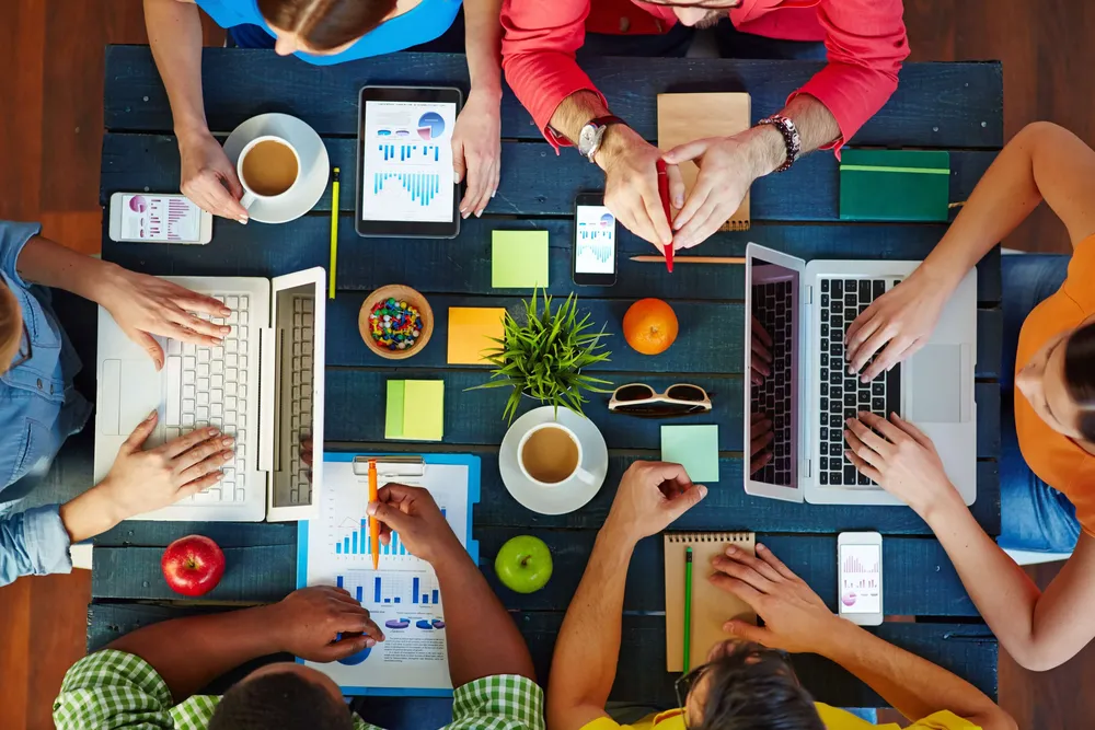 equipo-objetivo-comun-oficina-mesa-de-trabajo-cafe-computador-daniel-colombo